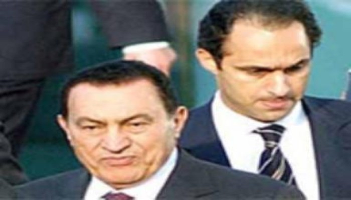 مسئول أمريكي يهاجم إصطحاب مبارك نجله إلى أمريكا ويقول :هو يريد دفعه للحكم بالقوة