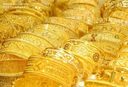 أسعار الذهب تسجل مستوى قياسيًّا جديدًا مع تراجع الدولار