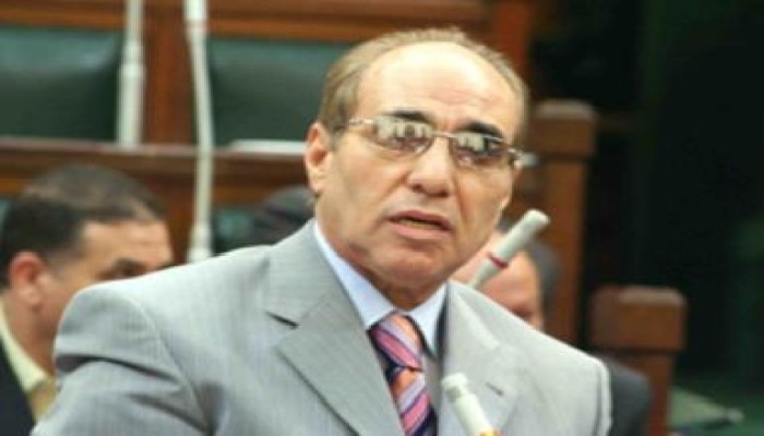 أهالي المنيا يقذفون المحافظ بالطوب أثناء حضوره حفل زفاف جماعي