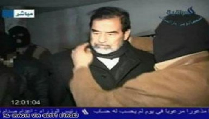 جندي امريكي : صدام قبيل موته كان ينظر إلى شيء ما ويبتسم وتماسكه كان كالمعجزة