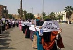 المئات من طالبات جامعة الفيوم ينددن بتحرش ضابط أمن بطالبه