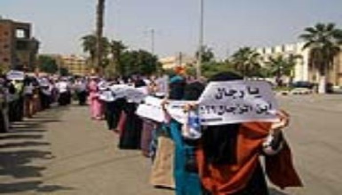 المئات من طالبات جامعة الفيوم ينددن بتحرش ضابط أمن بطالبه