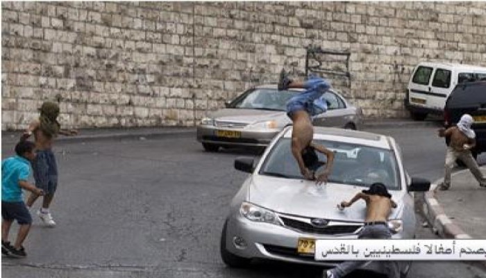 مستوطن يدهس صبية فلسطينيين قبل أن يفر (مصور)