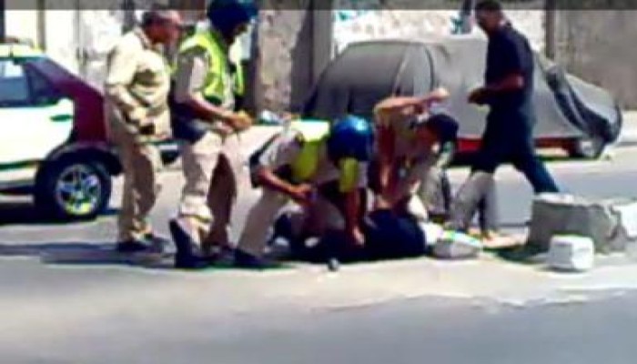 ضباط  بمرور الدقهلية يعتدون على سائق تاكسي بالضرب الوحشي فى الطريق أمام المارة (فيديو)