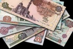 الجنيه المصري يهبط لادنى مستوى في خمس سنوات أمام الدولار