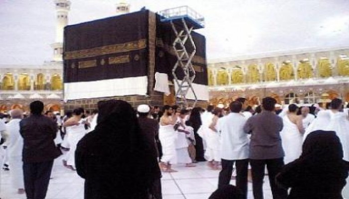 كسوة الكعبة تسلم اليوم لكبير سدنتها وتوضع عليها يوم الوقوف بعرفة