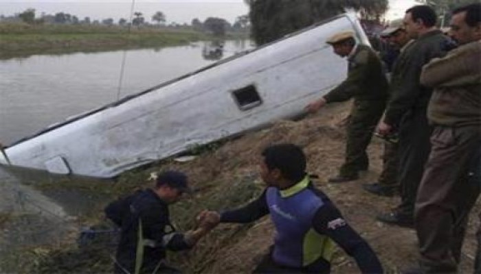 مصرع وإصابة 32 إثر سقوط أتوبيس بترعة بالصعيد