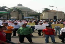 تظاهرات فى جامعة القاهرة لطرد حرس الجامعه