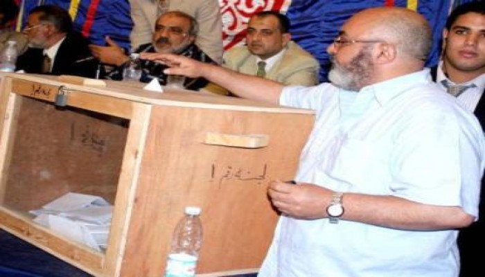 ضابط عميل للحزب الوطني يحتجز مستشاراً ضبطه يزور إحدى اللجان