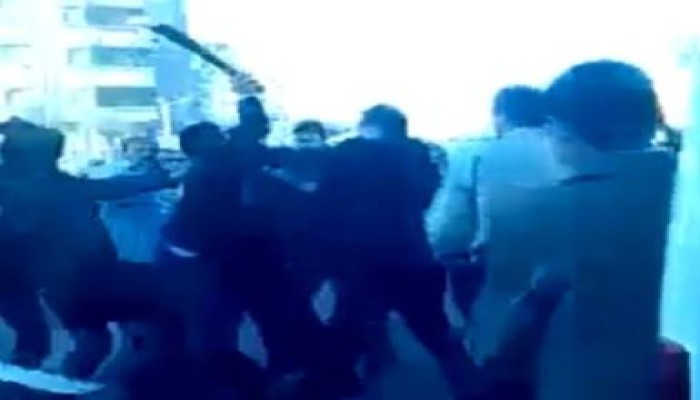بلطجية تابعين للحزب الوطني يعتدون على أنصار مرشح الإخوان بالمنصورة بالسيوف (فيديو)
