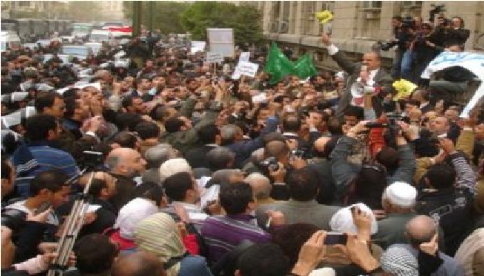 القوى الوطنية تتظاهر أمام دار القضاء العالى (مصور)