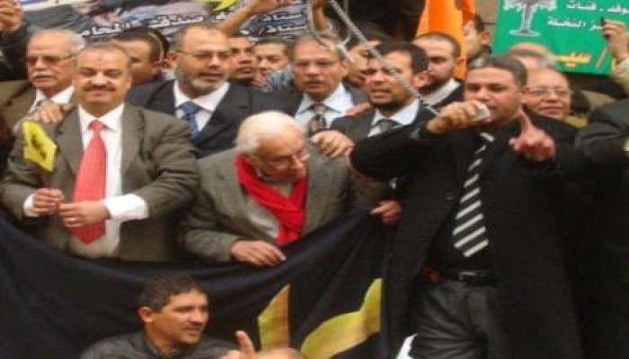 نواب (البرلمان الشعبي) الموازي يقسمون اليمين الدستورية أمام مبنى مجلس الدولة