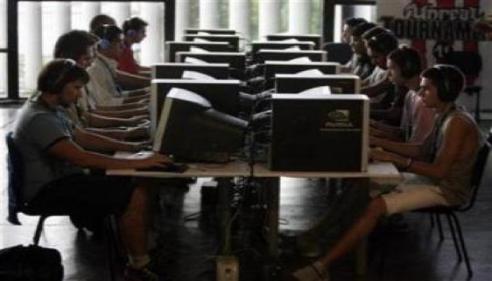 أستاذ جراحة عيون يؤكد براءة الكمبيوتر من ضعف النظر