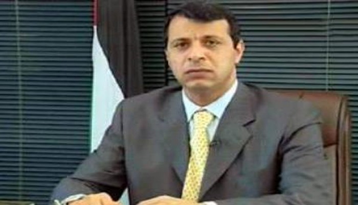 العميل عباس يجمد الولد دحلان