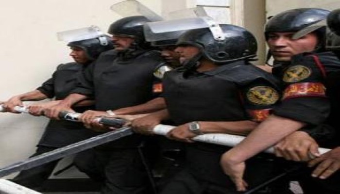 ملثمون يقتحمون نقطة شرطة المنيب ويقتلون أحد أفرادها ويستولون على سلاحه الميري