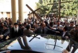 أقباط غاضبون يهاجمون سيارة شيخ الأزهر عند تقديمه واجب العزاء