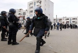 ثورة الجياع فى الجزائر تنتهي بخفض أسعار السكر والزيت والدقيق ، و3 قتلى ومئات المصابين