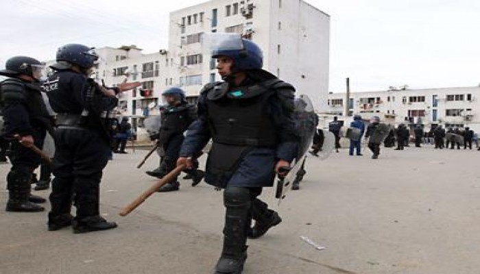 ثورة الجياع فى الجزائر تنتهي بخفض أسعار السكر والزيت والدقيق ، و3 قتلى ومئات المصابين