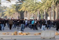 جارديان: الأنظمة المستبدة ''هشة''