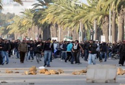 جارديان: الأنظمة المستبدة ''هشة''