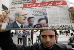 ضابط شرطة سابق يطالب بالتظاهر فى الحواري  والإحتماء بالمنازل بعيداً عن الأماكن المفتوحة