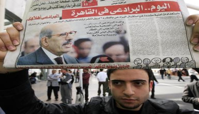 ضابط شرطة سابق يطالب بالتظاهر فى الحواري  والإحتماء بالمنازل بعيداً عن الأماكن المفتوحة