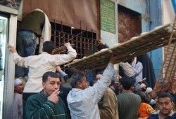 بوعزيزي المصري حرق نفسه بعد تعرضه للإهانة بسبب الخبز والدولة تقول أنه مجنون