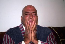 خوف على مصير محتجز بأمن الدولة  أن يلحق بالسيد بلال ، وموظف يقيد  نفسه بعمود إناره