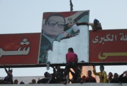 جزار النظام يفرق إعتصام ميدان التحرير بخراطيم المياه والرصاص الحي والمطاطي وقنابل الغاز