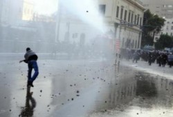 حرب شوارع  فى السويس أثناء تشييع متوفى وحرق صورة لمبارك ودعوات بإسقاطه