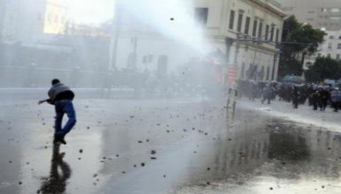 حرب شوارع  فى السويس أثناء تشييع متوفى وحرق صورة لمبارك ودعوات بإسقاطه