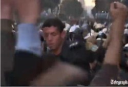 ضابط ينضم للمتظاهرين (متلفز )