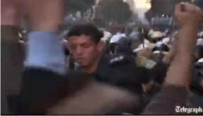ضابط ينضم للمتظاهرين (متلفز )
