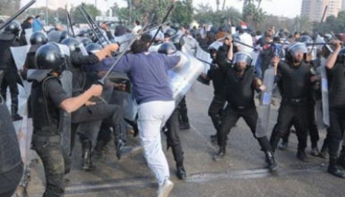 مقتل شرطي بسبب تدافع زملائه و متظاهر قتل رمياً بالرصاص  فى بولاق أبو العلا