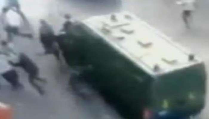 شاهد فجور الشرطة: مدرعة تدهس متظاهرين بالقاهرة
