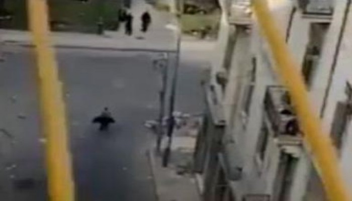 جنود الفرعون يقتلون بدم بارد أشجع شاب  فى مصر وهو أعزل (متلفز)