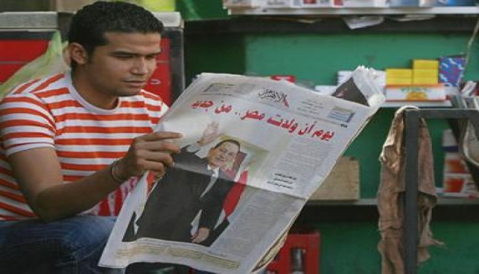 الصحفيون يطردون النقيب مكرم محمد محمد أحمد من نقابتهم والأهرام تتحدى مبارك !