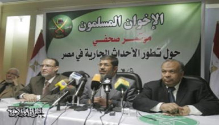 الإخوان يطالبون الجيش بالإنحياز للشعب ويرفضون الدولة الدينية