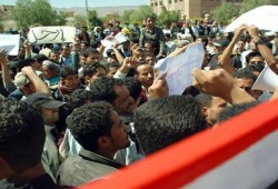 بعد أن رددوا (الشعب يريد إصلاح النظام ) : صالح يقرر الإستماع لمواطنيه