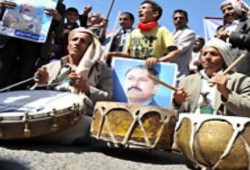بلطجية علي عبد الله صالح يهاجمون محتجين بالخناجر والسلاح الأبيض