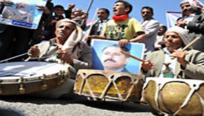 بلطجية علي عبد الله صالح يهاجمون محتجين بالخناجر والسلاح الأبيض