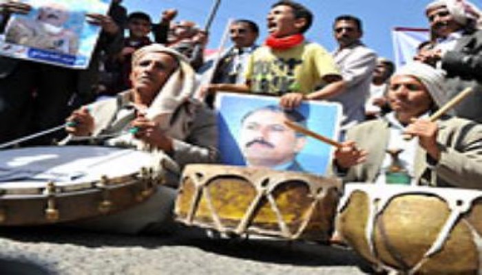 بلطجية علي عبد الله صالح يهاجمون محتجين بالخناجر والسلاح الأبيض
