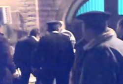 لحظة دخول عز وجرانه والمغربي إلى سجن طره مقيدين بالأغلال (متلفز)