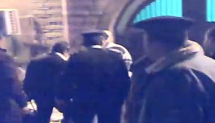 لحظة دخول عز وجرانه والمغربي إلى سجن طره مقيدين بالأغلال (متلفز)