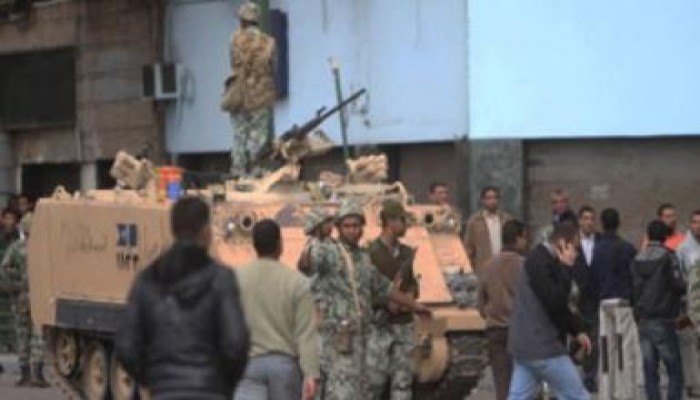 رويترز: عودة الهدوء لمدينة السويس المصرية بعد دهس متظاهرة تحت جنزير دبابة