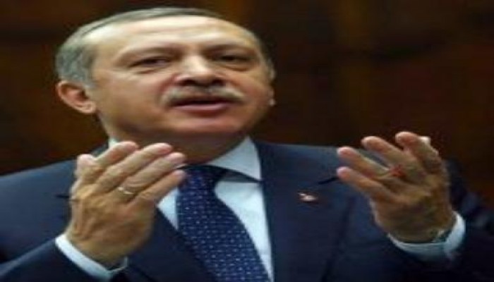 أردوغان يهاجم القذافي ويرسل سفن محملة بالإغذية  لإجلاء رعاياه