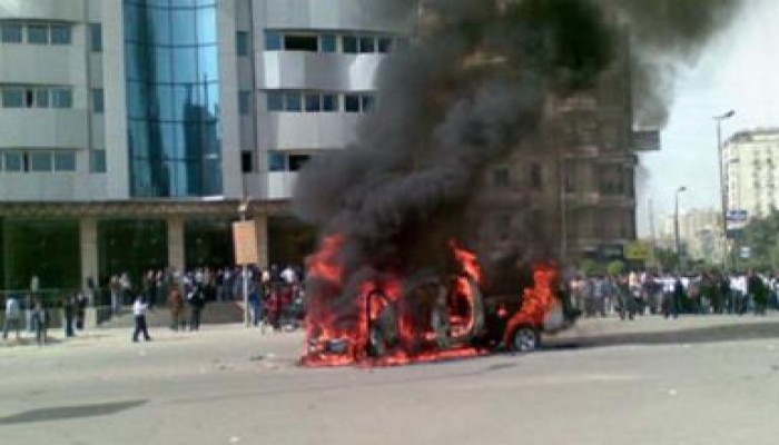 الجيش ينقذ ضابط من الموت عقب قتله لسائق بالرصاص وأهالي أحرقوا سيارته وحاصروا والده