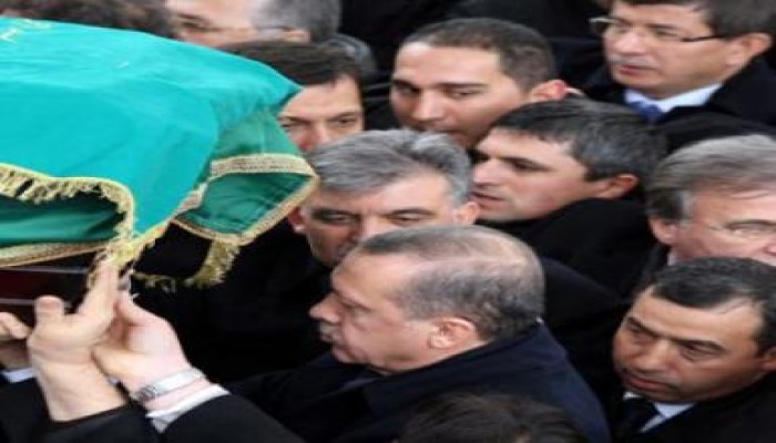 مليون ونصف يتقدمهم الطيب اردوغان وعبد الله جول يودعون المعلم اربكان (شاهد الجنازة)