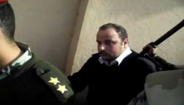 نظرات الخوف والهلع ترتسم على وجه أحد ضباط أمن الدولة أثناء اعتقاله من قبل الجيش (متلفز)