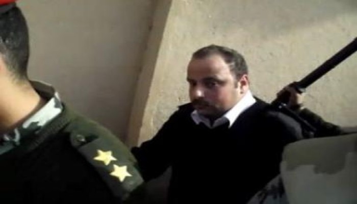 نظرات الخوف والهلع ترتسم على وجه أحد ضباط أمن الدولة أثناء اعتقاله من قبل الجيش (متلفز)